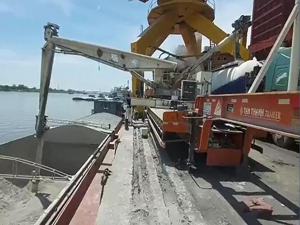 卸船機(jī)操作要點(diǎn)及注意事項(xiàng) 卸船機(jī)操作要點(diǎn)及注意事項(xiàng)